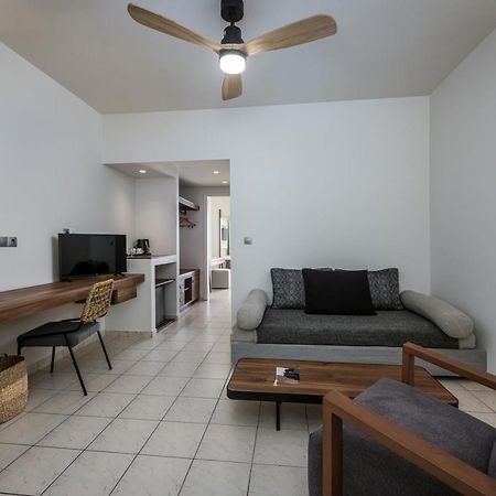 More Meni Residence & Suites コス・タウン エクステリア 写真