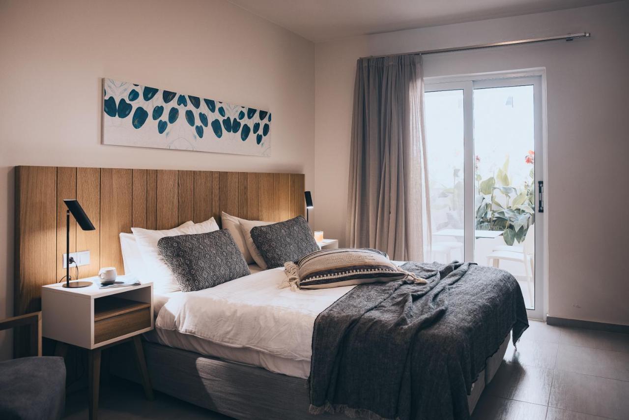 More Meni Residence & Suites コス・タウン エクステリア 写真
