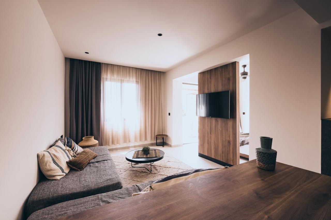 More Meni Residence & Suites コス・タウン エクステリア 写真