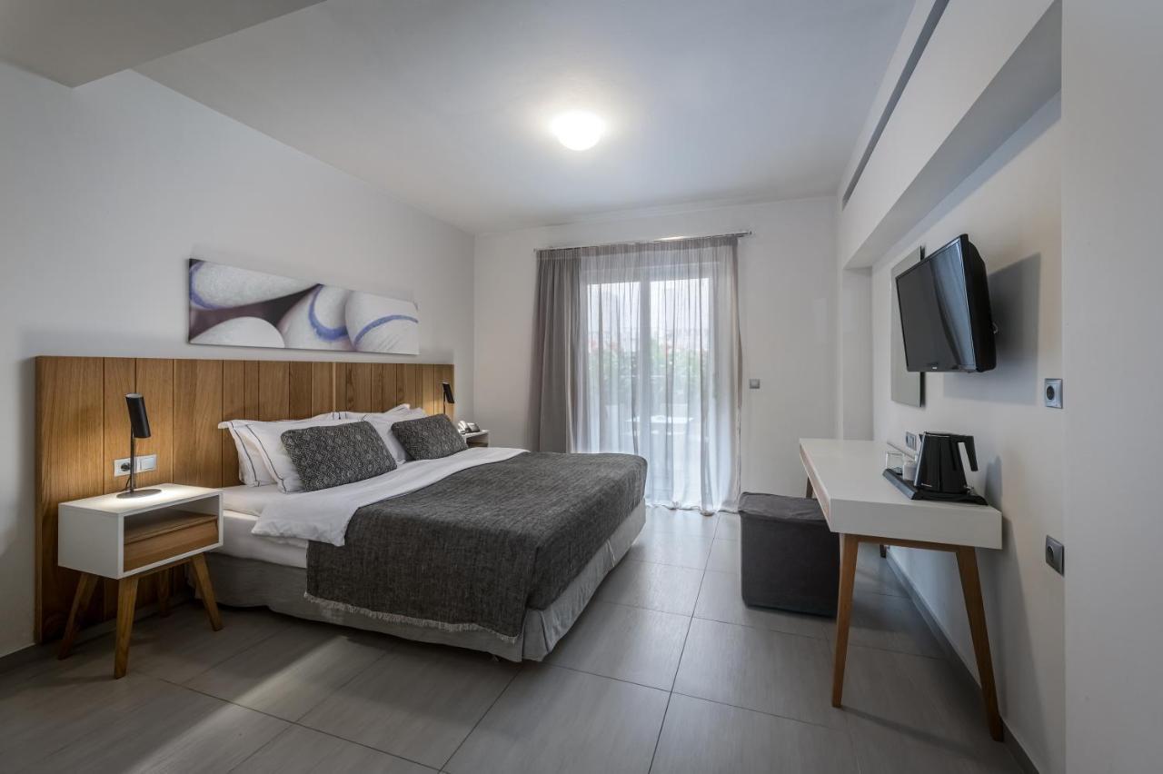 More Meni Residence & Suites コス・タウン エクステリア 写真